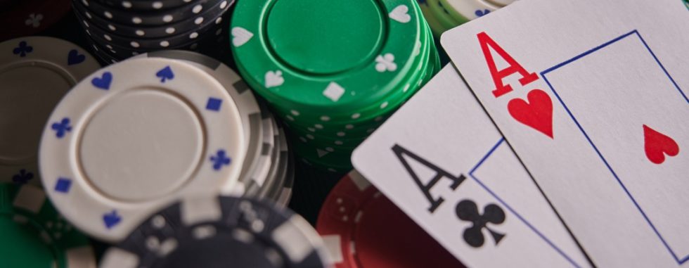 Poker trực tuyến và Poker video: Bạn nên chơi cái nào?